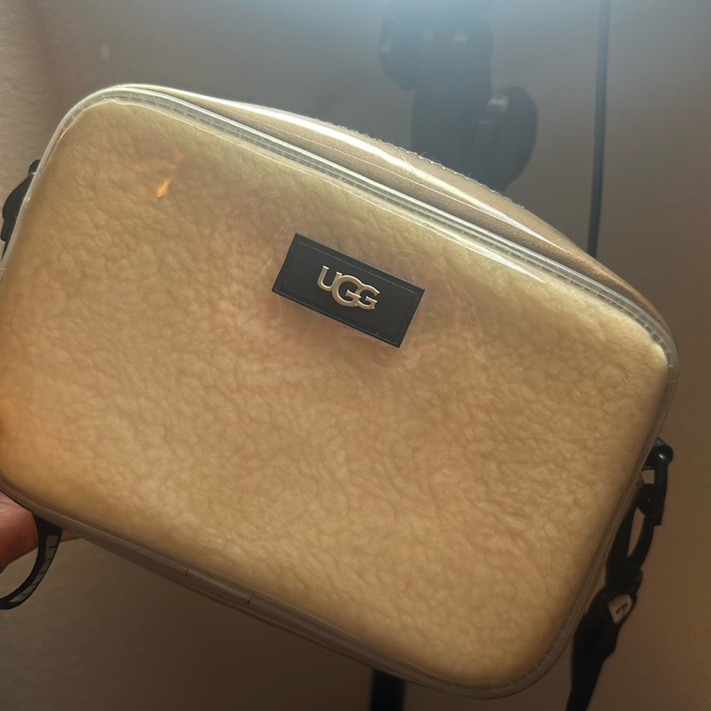 I dont wear this purse no more it’s just been sitting in my closet